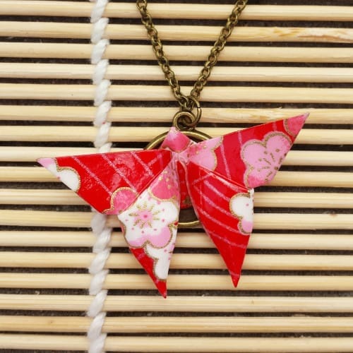 Origami pendentif papillon sur chaîne 17€ prunier rouge 01