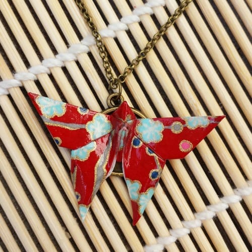 Origami pendentif papillon sur chaîne 17€ prunier rouge fleurs bleues 01